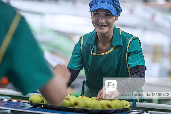 Frau arbeitet in einer Apfel-Fabrik