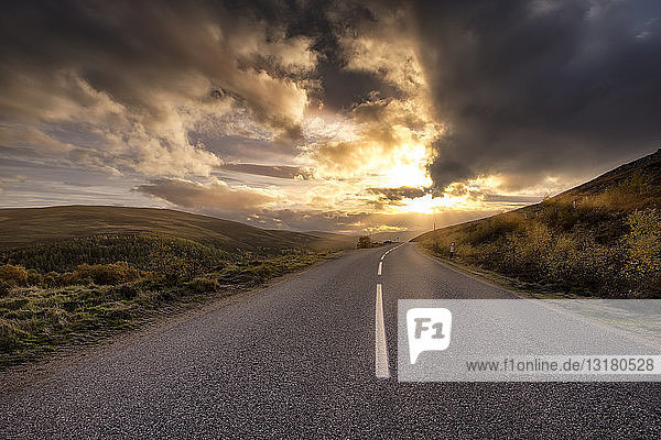 Großbritannien  Schottland  Highlands  Straße bei Sonnenuntergang