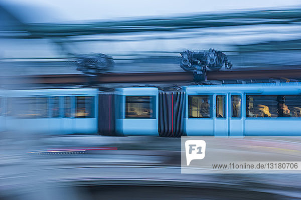 Deutschland Wuppertal Seitenansicht der Oberleitung im neuen hellblauen Design