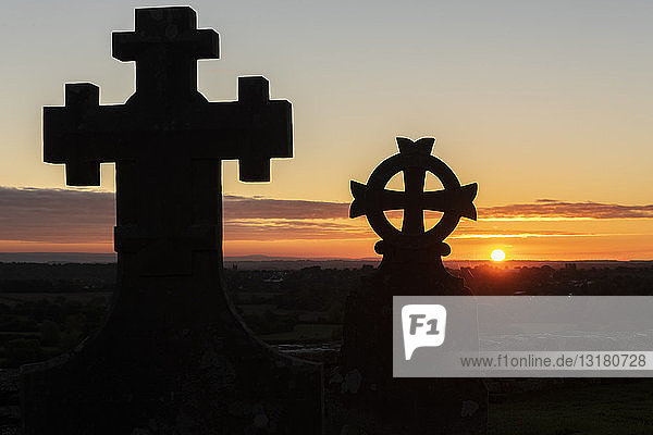 Vereinigtes Königreich  England  Old Sodbury  Kirche St. Johannes der Täufer  Friedhof  Kreuze bei Sonnenuntergang