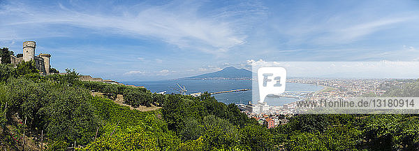 Italien  Kampanien  Neapel  Blick von Castellammare de Stabia  Castello Medioevale  Golf von Neapel  Vesuv im Hintergrund
