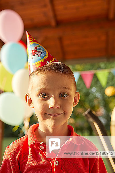 Porträt eines lächelnden Jungen auf einer Geburtstagsgartenparty