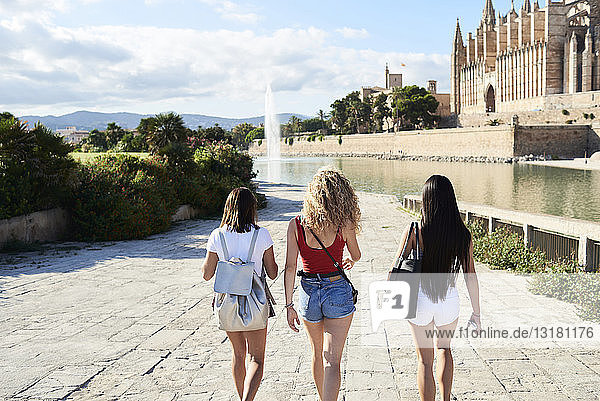 Spanien  Mallorca  Palma  Rückansicht von drei jungen Frauen  die die Stadt erkunden