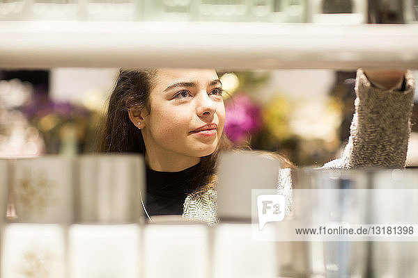 Porträt einer jungen Frau in einem Geschäft
