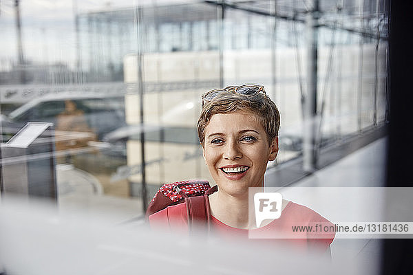 Porträt einer glücklichen Frau auf dem Flughafen