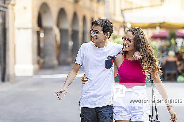 Junges Paar beim gemeinsamen Spaziergang in der Stadt