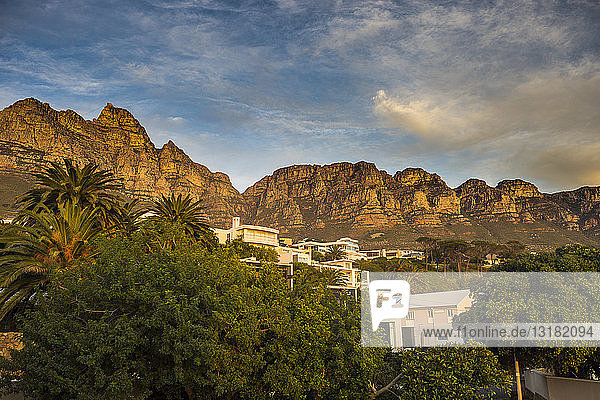 Südafrika  Camps bay  Tafelberg im Hintergrund  Vorort von Kapstadt