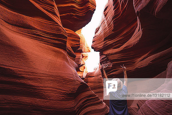 USA  Arizona  Touristen machen Siegeszeichen im Lower Antelope Canyon