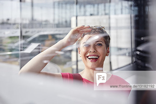Porträt einer glücklichen Frau auf dem Flughafen