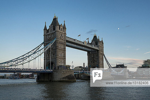Großbritannien  England  London  Tower Bridge bei Sonnenuntergang