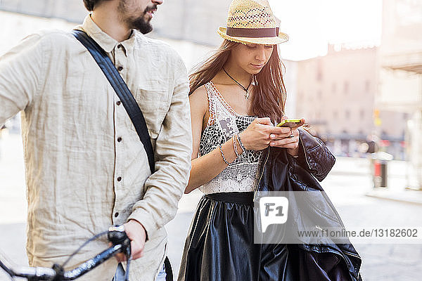 Junge Frau mit Smartphone in der Stadt