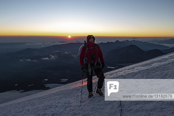 Russland  Oberes Baksan-Tal  Kaukasus  Bergsteiger beim Aufstieg auf den Elbrus