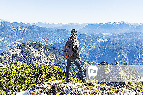 Deutschland  Garmisch-Partenkirchen  Alpspitze  Osterfelderkopf  Wanderin auf Aussichtspunkt