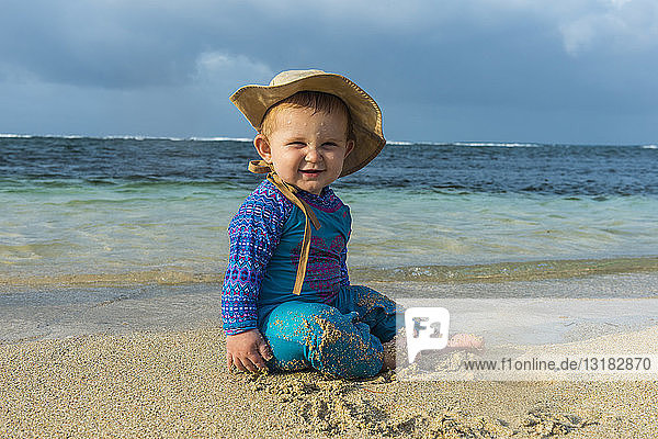 Panama  San-Blas-Inseln  Achutupo  Baby spielt am Strand im Sand