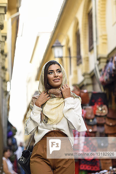 Spanien  Granada  junge muslimische Touristin  die während einer Stadtbesichtigung einen Hijab trägt