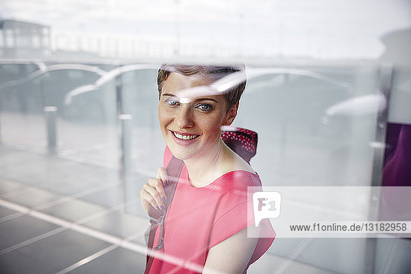 Porträt einer lächelnden Frau auf dem Flughafen