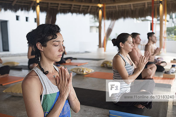 Yoga-Klasse meditiert