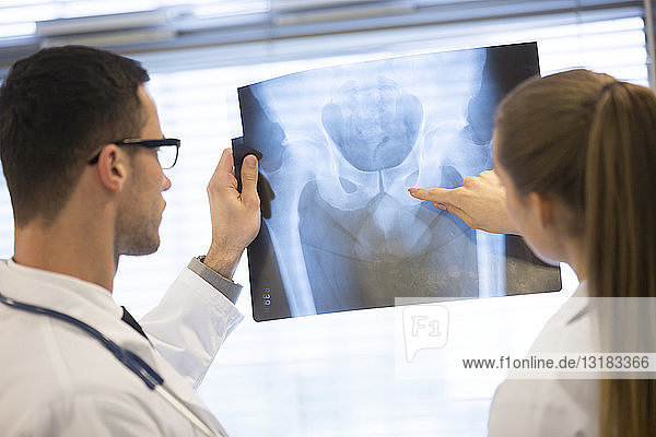 Zwei Ärzte diskutieren über Röntgenfilm