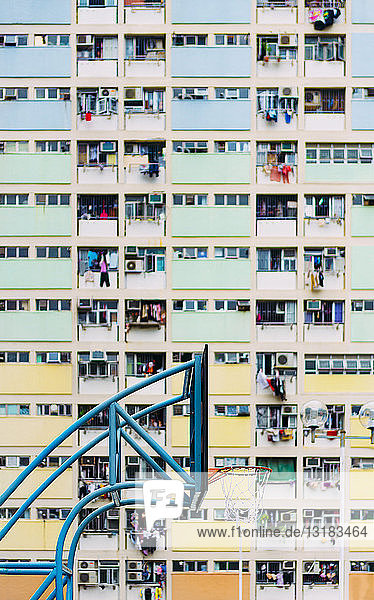 China  Hongkong  Kowloon  Basketballkorb  Sozialwohnungen im Hintergrund
