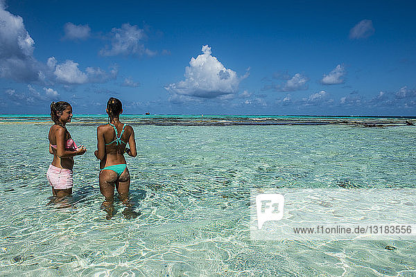 Karibik  Kolumbien  San Andres  El Acuario  zwei Frauen stehen in flachem türkisfarbenen Wasser
