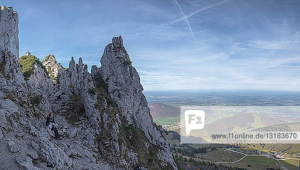 Deutschland  Oberbayern  Aschau  Wanderin auf dem Aussichtspunkt Kampenwand sitzend