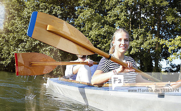 Junges Paar geniesst eine Kanufahrt auf einem See