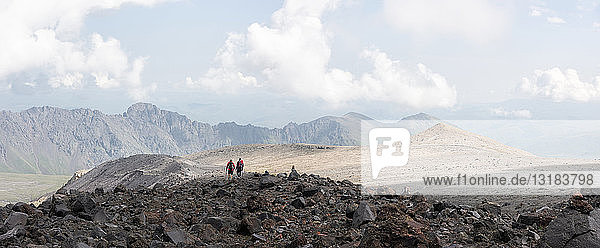 Russland  Kaukasus  Bergsteiger beim Wandern im oberen Baksan-Tal