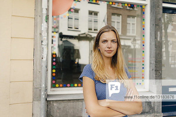 Niederlande  Maastricht  Porträt einer blonden jungen Frau in der Stadt