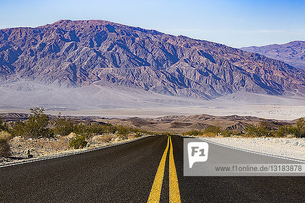 USA  Kalifornien  Death Valley  leere Straße