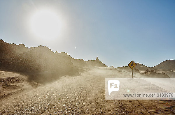 Chile  Valle de la Luna  San Pedro de Atacama  Sandbahn im Sandsturm