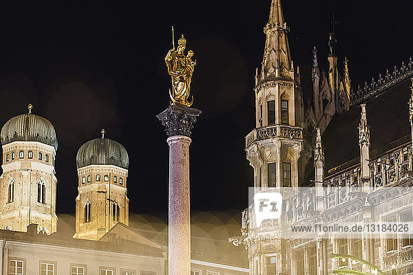 Deutschland  München  Mariensäule mit Liebfrauenkathedrale und altem Rathaus im Hintergrund