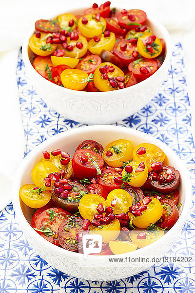 Orientalischer Tomatensalat mit Granatapfelkernen und Minze