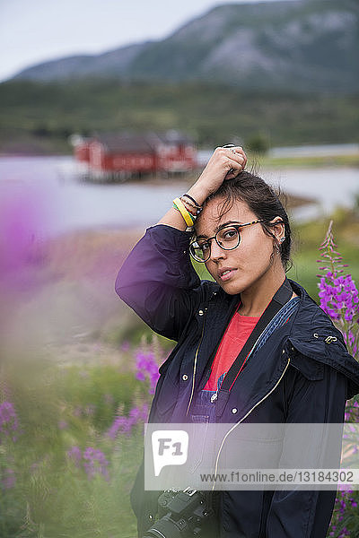 Porträt einer jungen Frau auf Reisen im norwegischen Lappland