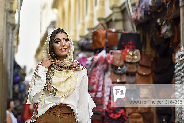 Spanien  Granada  junge muslimische Touristin  die während einer Stadtbesichtigung einen Hijab trägt