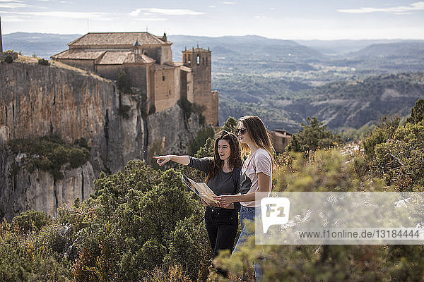 Spanien  Alquezar  zwei junge Frauen mit Karte auf einer Wanderung