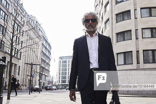 Großbritannien  London  Großbritannien  Porträt eines älteren Geschäftsmannes  der in der Stadt spazieren geht