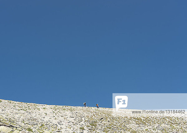 Bergsteiger gehen über leeres Flugzeug