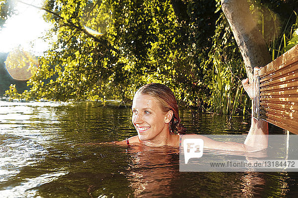 Glückliche junge Frau in einem See