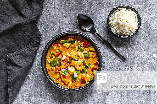 Currygericht  Süsskartoffel-Curry  Zuckererbse  Paprika  Zucchini  Kokosmilch  Shrimps und Reis