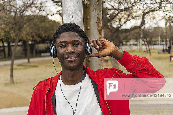 Junger schwarzer Mann mit Kopfhörern  lächelnd  Porträt
