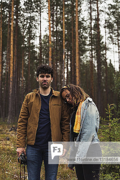 Finnland  Lappland  Mann mit Kamera und Frau stehen in ländlicher Landschaft