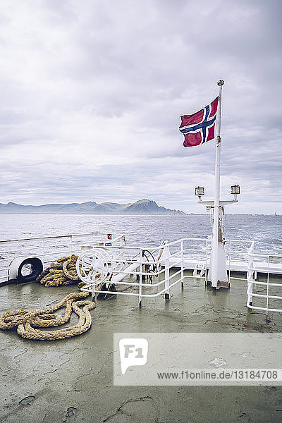 Norwegen  Senja  norwegische Flagge auf einem Schiff auf dem Meer