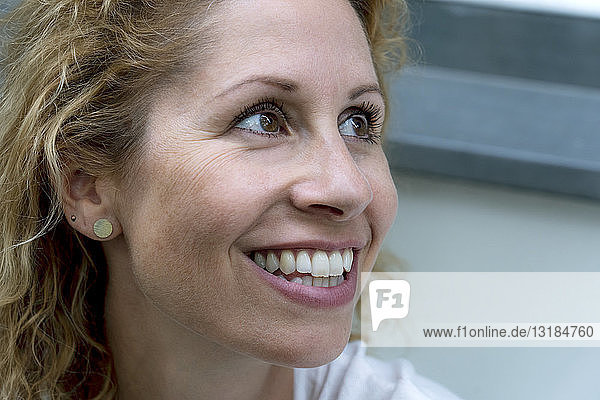 Bildnis einer lächelnden Frau mit braunen Augen