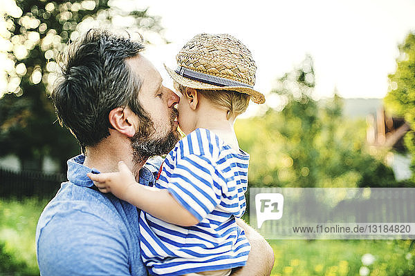 Vater küsst seinen kleinen Sohn
