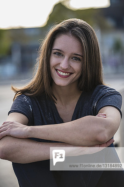Porträt einer lächelnden jungen Frau im Freien