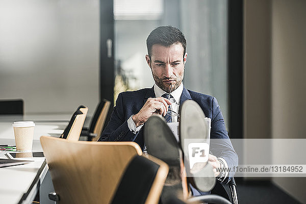 Geschäftsmann liest Dokumente während seines Kaffeeklatsches