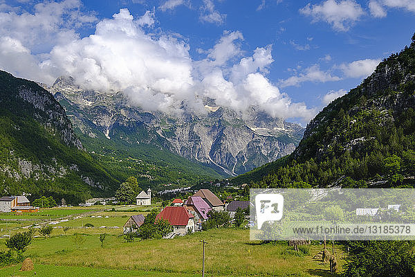 Albanien  Bezirk Shkoder  Albanische Alpen  Theth-Nationalpark  Theth  Radohima-Massiv