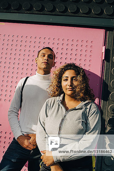 Porträt eines jungen Mannes und einer jungen Frau an der Wand stehend