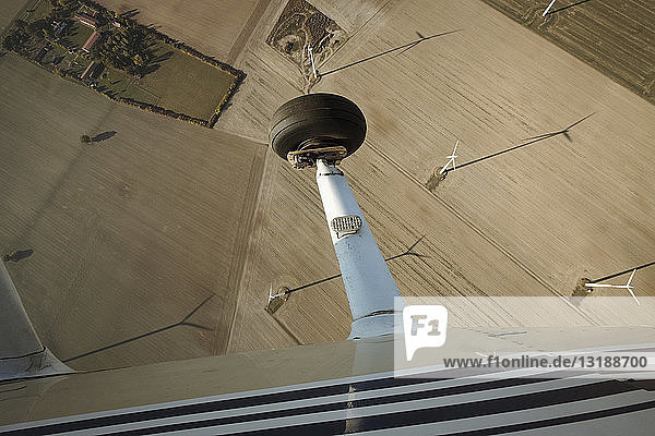 Luftaufnahme aus dem Flugzeug von Windkraftanlagen in einem ländlichen Gebiet  Brandenburg  Deutschland