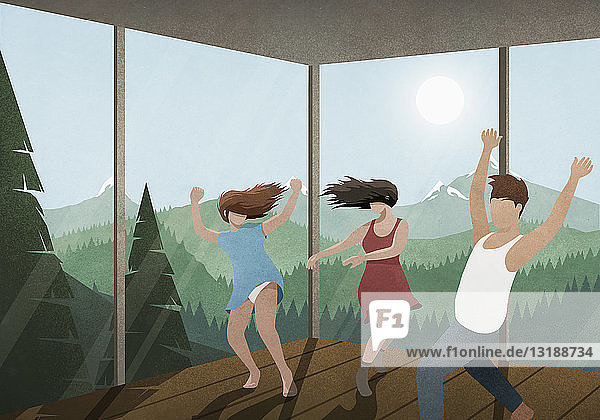 Unbeschwerte Freunde tanzen im Glashaus mit sonnigem Berg- und Waldblick